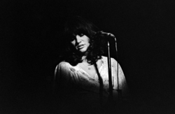 Linda Ronstadt on Nov 11, 1976 [153-small]