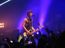 5 Seconds Of Summer / Jackson Guthy on Apr 18, 2014 [243-small]