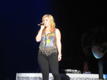 Kelly Clarkson / Cover Drive on Oct 10, 2012 [872-small]