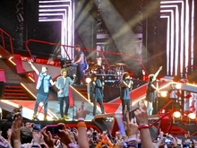 One Direction / 5 Seconds of Summer on Jun 25, 2014 [926-small]