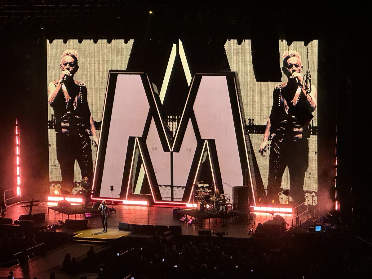 Depeche Mode gave tour debuts to Policy of Truth & Black Celebration @  Barclays Center (pics, video, setlist)