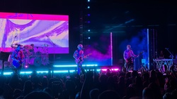 5 Seconds of Summer / Pale Waves on Jun 14, 2022 [535-small]